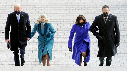 Joe Biden con su esposa y Kamala Harris con su esposo suben las escalinatas del Capitolio
