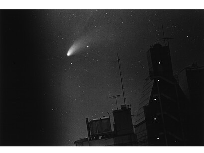 Kikuji Kawada, Die Ganze Stadt, Hale Bopp Comet, Tokyo, 1997 © Kikuji Kawada. Courtesy Michael Hoppen Gallery