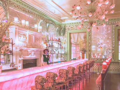 Barra de bar en el Annabel’s private members’ club, Londres, Reino Unido