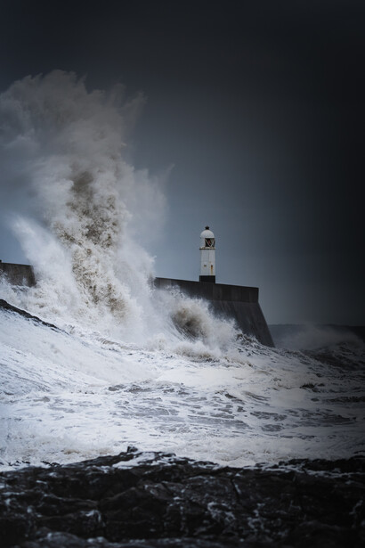 Il cuore di un uomo è molto simile al mare, ha le sue tempeste, le sue maree e nelle sue profondità ha anche le sue perle