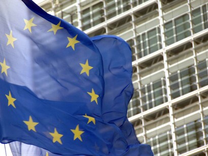 Bandera frente a la sede de la Comisión Europea