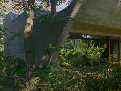 Aglaia Konrad, Das Haus (ausgestellt), 16 mm Film transfered on video, Film duration 21 min, Courtesy the artist and gallery Nadia Vilenne