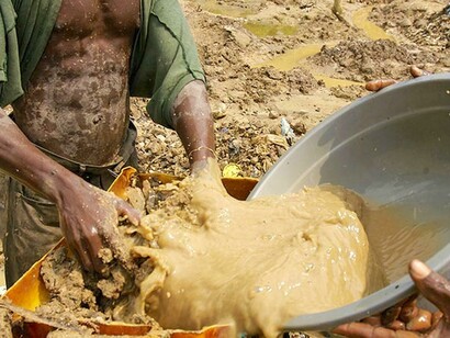 Mineração de ouro ilegal no Congo, África