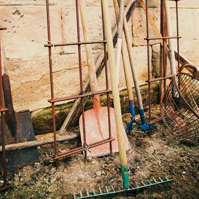 Quando precarietà amministrativa e assenza di tutele si incontrano, il rischio di sfruttamento diventa parte integrante del modello produttivo
