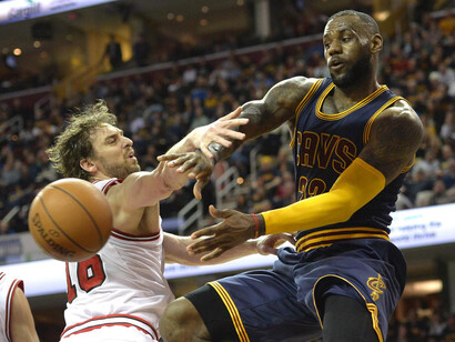 Gasol intenta frenar a Lebron James
