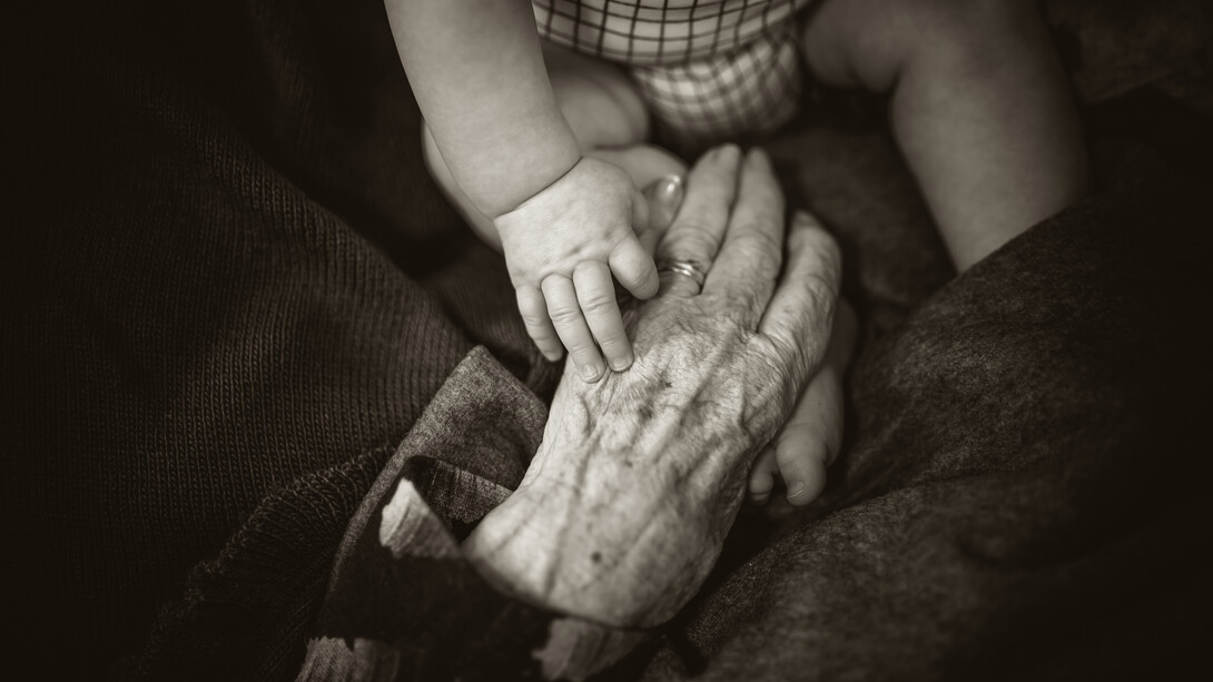 Un bebé acaricio la mano de su abuela: éramos tan ricos y no lo sabíamos, estábamos todos los que teníamos que estar
