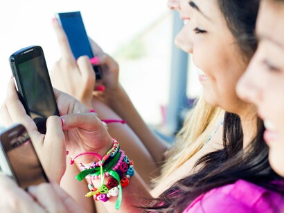 Un grupo de amigas usando sus smartphones