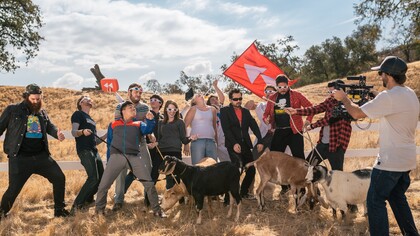 Reunión de youtubers grabando un vídeo para subir a la red