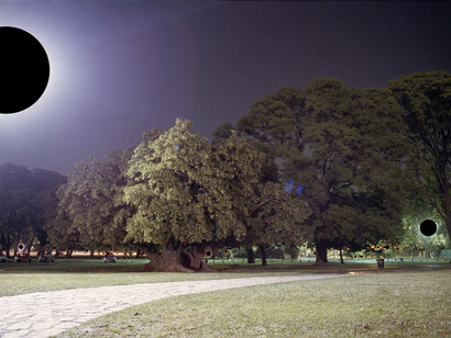 Ernesto Ballesteros, 59 sources de lumière cachées (59 fuentes de luz tapadas), 2005, 86 x
125 cm, photographie intervenue avec un marqueur indélébile noir. Courtesy de l’artiste