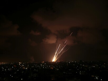 In risposta, l’Iran ha lanciato decine – poi centinaia – di missili balistici e droni verso Israele, colpendo aree civili come Tel Aviv, Holon, Ramat Gan e Be’er‑Sheva