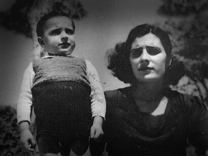 Josefina Manresa, esposa de Miguel Hernández, con su hijo Manuel Miguel