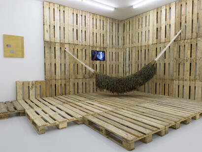 Bill Hayden, Sam Pulitzer, Antek Walczak, Picklers' Cove, 2014, wood pallet, wall-paper, LCD flatscreen, hammock, video "Brine in the Veins", HDV transferred onto digital file,  WP II-15 variable dimensions installation, © photo Marc Domage, courtesy Air de Paris, Paris