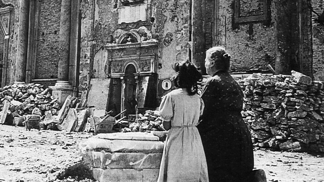 Nonna e nipote davanti al Duomo di Livorno distrutto