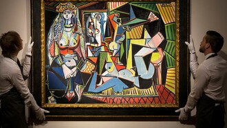 Dos operarios cuelgan el cuadro "Les femmes d'Alger", de Pablo Picasso, de una pared