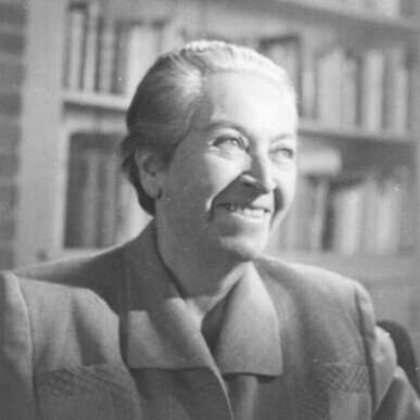 La escritura de Gabriela Mistral se construye desde una sensibilidad que transforma la experiencia personal en una voz de alcance universal