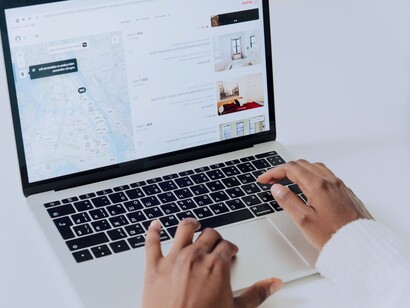 Pessoa usando um MacBook Pro em uma mesa branca