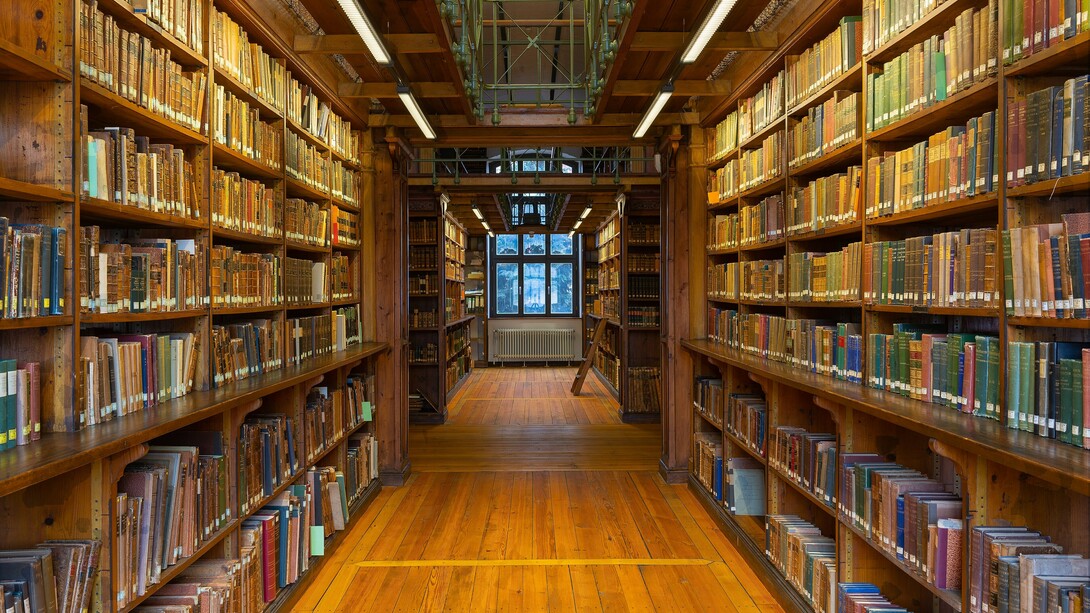 Tras una serie de robos, la sala de lectura Heyne, considerada una de las salas de biblioteca más bellas de Alemania, se cerró al público en 2010. La sala de lectura alberga alrededor de 200 000 volúmenes procedentes de los antiguos fondos de la Biblioteca de la Universidad de Gotinga, Alemania