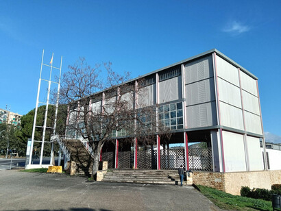Edificio donde se exhibió por primera vez el Guernica de Pablo Picasso. Representó un instrumento informativo, en busca del apoyo de las potencias aliadas al gobierno legítimo de España frente a la sublevación del ejército fascista. Pabellón de la República en la Exposición Internacional de 1937. Barcelona, España
