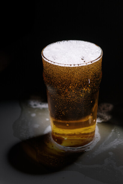Bicchiere di birra sul bancone di un pub