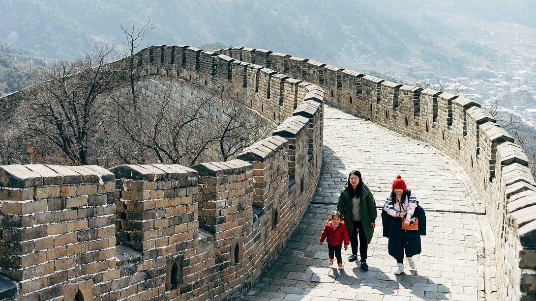 Turisti passeggiano lungo la muraglia cinese, Cina