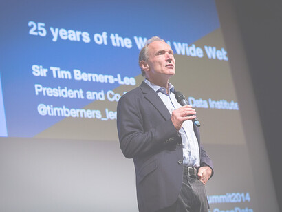 Tim Berners-Lee all'ODI Summit, Londra, UK, (2014). Dopo aver conseguito una laurea in fisica all’Università di Oxford nel 1976, ha iniziato a plasmare il suo futuro nell'ambito dell’informatica