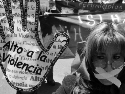 Mujer manifestándose contra las agresiones