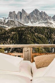 Vista sul Gruppo delle Odle da una camera dell'hotel Forestis, Bressanone, Alto Adige, Italia