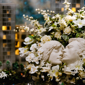 Pierre et Gilles, Amour défunt, 2007. Photographie peinte, pièce unique, tirage pigment sur toile, 89 x 130 cm © Pierre et Gilles