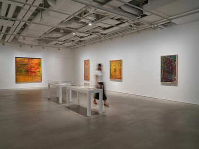 Frank Bowling, Like water, exhibition view. Courtesy of Hauser & Wirth Gallery