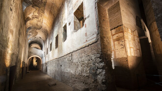 Una pasarela para acceder a la Sala Octogonal representaba una ocasión extraordinaria para despertar la atención de la ciudad