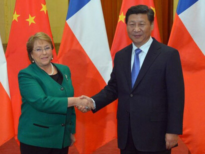 La ahora expresidenta, Michelle Bachelet, con Xi Jinping