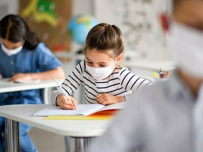 Per le lezioni a scuola sarebbe finalmente il caso di smetterla con le lezioni frontali e i banchi in fila