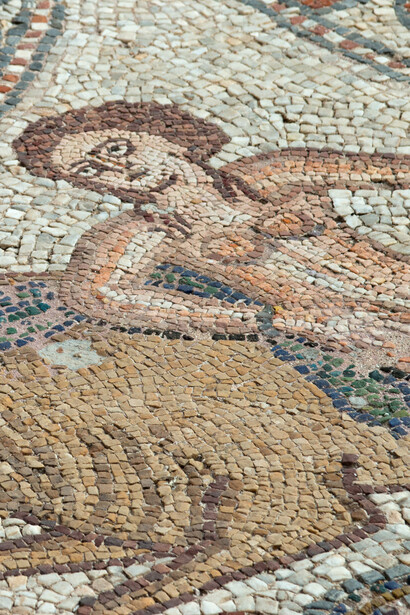 El «amigo americano» tiene las manos libres para iniciar cuantas guerras estime oportunas en el tablero internacional para tratar de arrinconar a China, su objetivo estratégico más importante. "Rapto de Europa", antigüedad tardía, suelo de mosaico de un edificio en la zona de Aplomata (periferia de Naxos), Museo Arqueológico de Naxos, Grecia