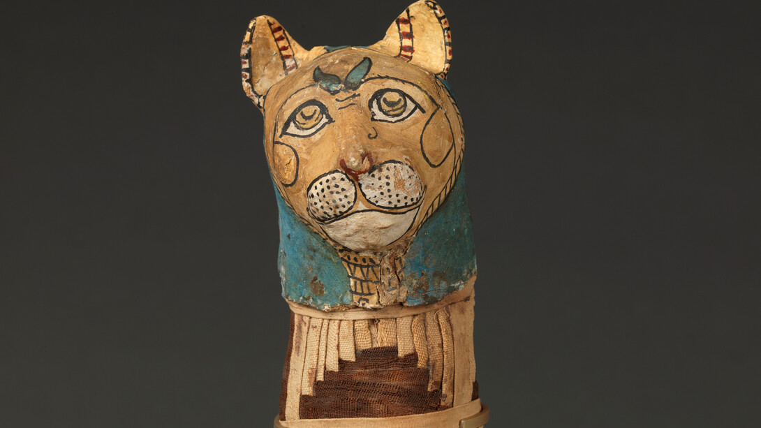 Momia de gato, materia orgánica, lino, cartonaje, periodo Tardío (664-332 a. de C.) o período Ptolemaico. © Museo del Louvre, Dist. RMN-GP. Foto: Christian Décamps.