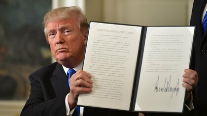 Trump muestra el decreto con su firma por el cual EEUU reconoce oficialmente a Jerusalén como capital de Israel