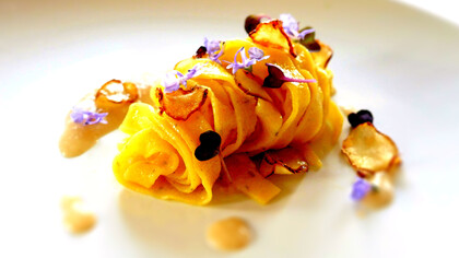 Tagliatelle vegan di farina grano duro e santoreggia condite con topinambur e salsa di pane