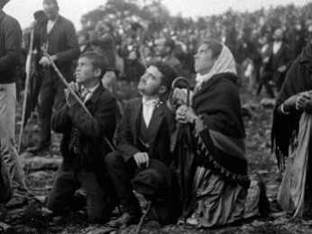 Fedeli pregano per la Vergine