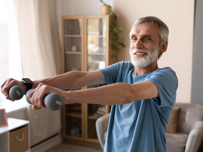 También sufren de osteoporosis atletas de élite jóvenes y altamente entrenadas, y en hombres mayores cuya tasa de supervivencia relativa es inferior a la de las mujeres tras una fractura de cadera