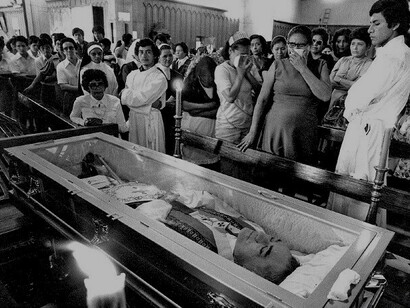 Velatorio de monseñor Romero tras ser asesinado por un francotirador cuando oficiaba una misa en la capilla del hospital Divina Providencia en la colonia Miramonte de San Salvador