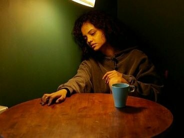 A atitude de tentar conseguir é desenfreada. Sequer surgem perguntas de por que tenho que ser isso? Tenho que conseguir para quê? As respostas estão impressas nos torvelinhos dos próprios desejos. Querer ser rico, belo e poderoso, por exemplo, é uma busca, um anseio, mas é também a própria chave, a resposta que tudo abriga