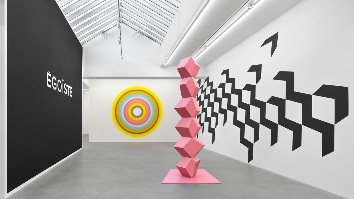 Wall works and sculptures, exhibition view. Courtesy of Galerie Eva Presenhuber