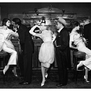 Richard Avedon, Audrey Hepburn and Art Buchwald, with Simone D’Aillencourt, Frederick Eberstadt, Barbara Mullen, and Dr. Reginald Kernan, evening dresses by Balmain, Dior, and Patou, Maxim's Paris, August, 1959, Stampa ai sali d’argento, 20 x 24 inches, 50.8 x 60.96 cm. Fotografia di Richard Avedon © The Richard Avedon Foundation. Courtesy of Gagosian Gallery