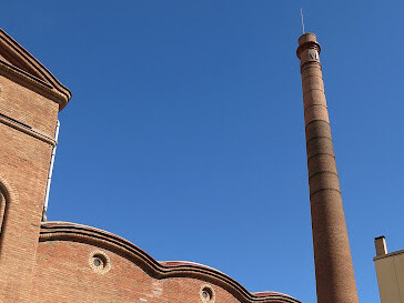 La industria del algodón dejó un legado arquitectónico en Cataluña. Los magnates del sector financiaron algunas de las obras más importantes del modernismo, tanto en fábricas como en residencias privadas y edificios de viviendas.  Vapor Aymerich, Amat y Jover, hoy Museo, Terrassa, Cataluña, España