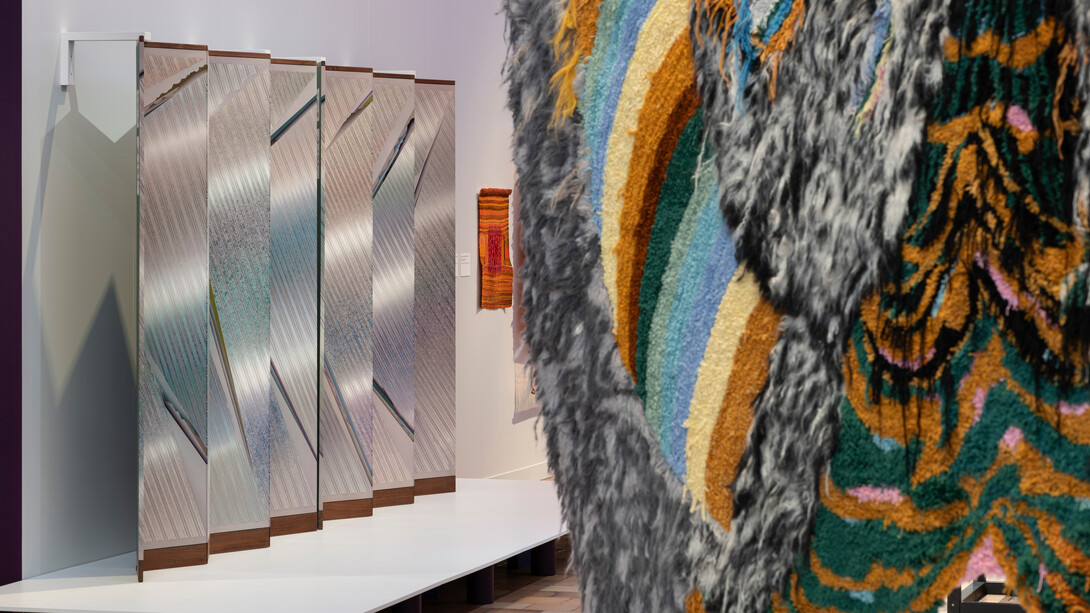 Artisti vari, Manifesti tessili. Dal Bauhaus alla scultura morbida, vista della mostra. Per gentile concessione del Museum für Gestaltung