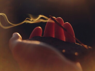 I sacerdoti egizi utilizzavano incenso, mirra e altre essenze durante le cerimonie per creare uno spazio consacrato favorevole al contatto con i Neteru, le forze divine dell'universo