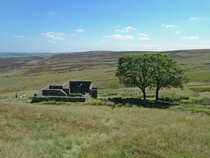 A antiga construção permanece exposta às condições da paisagem rural de Yorkshire, cercada por colinas e vegetação rasteira. No romance de Emily Brontë, esse mundo isolado serve de cenário para relações em que o ressentimento se prolonga muito além de suas causas iniciais