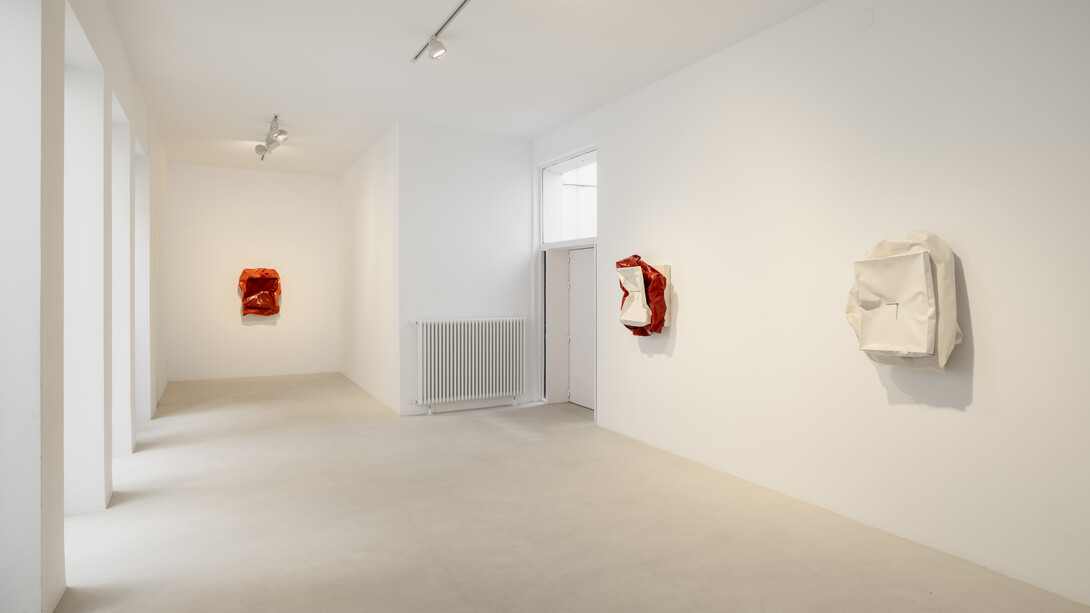 Ángela De la Cruz, Super bulto, exhibition view. Courtesy of Travesía Cuatro