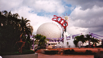 Entrada del parque temático EPCOT de Walt Disney World durante la "Celebración del Milenio" en el año 2000, Florida, Estados Unidos
