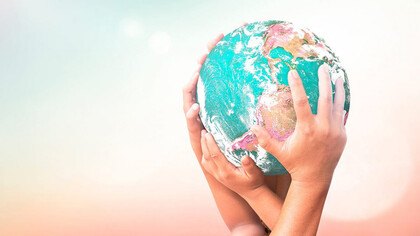 Manos sosteniendo un globo terráqueo