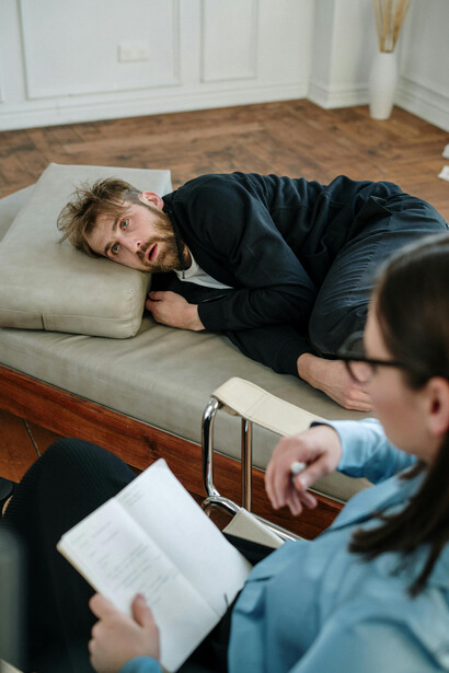 Homem busca psicoterapia para falar sobre suas crises 
